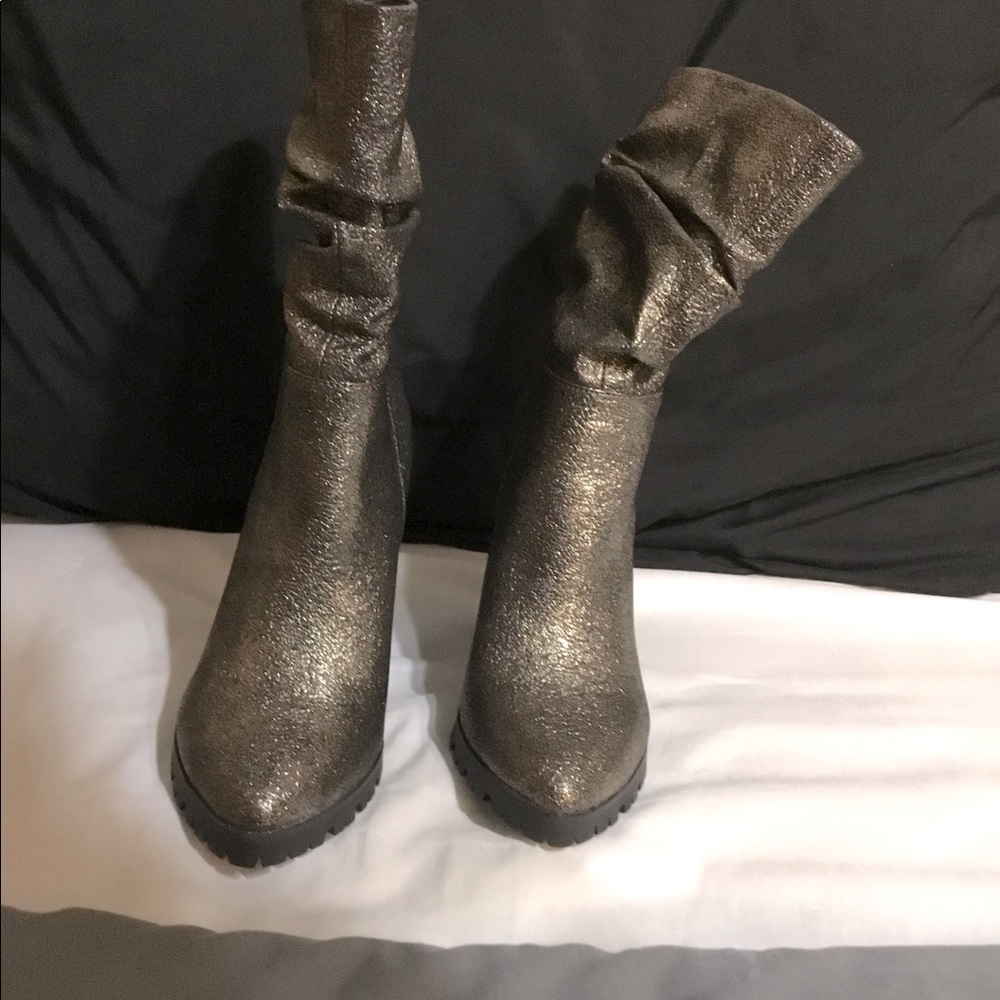 Block heel shin high boots